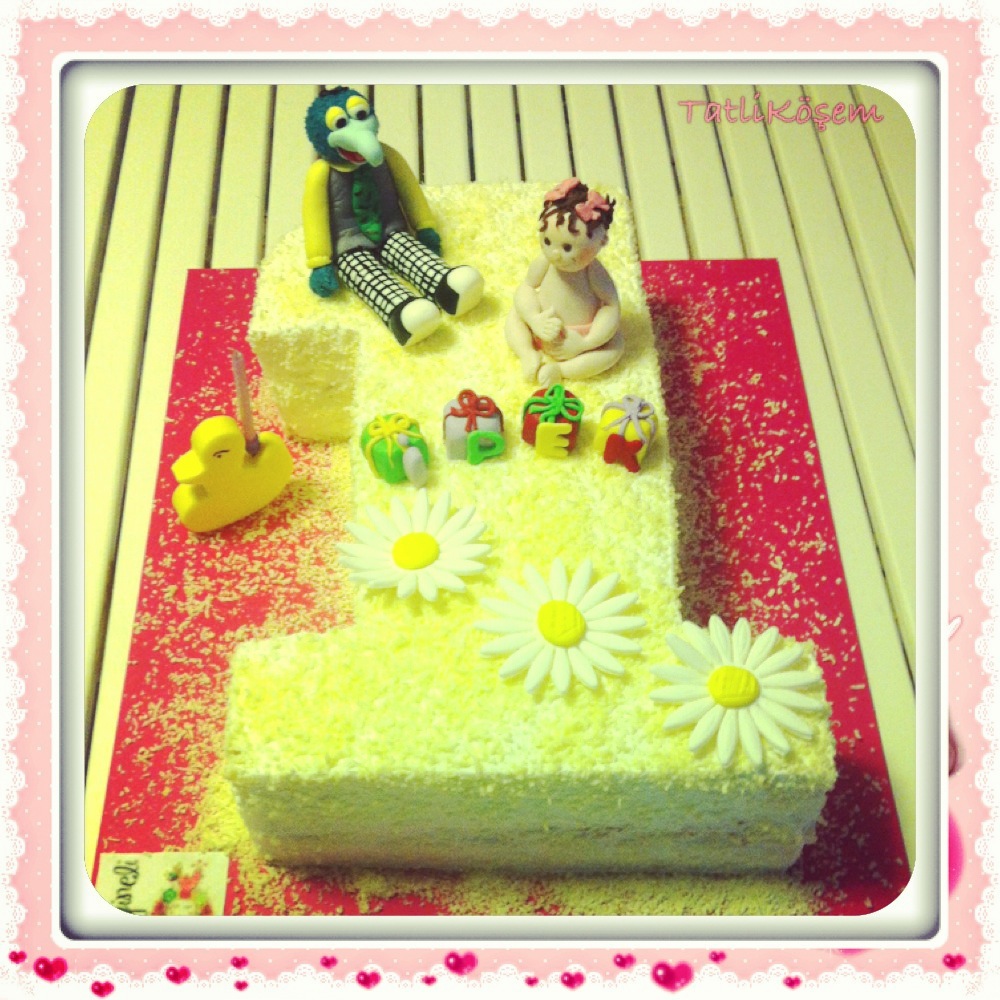 Bir tatlı hikayedir pasta yapmak&hellip; Bir Yaş Kız Bebek Pastası